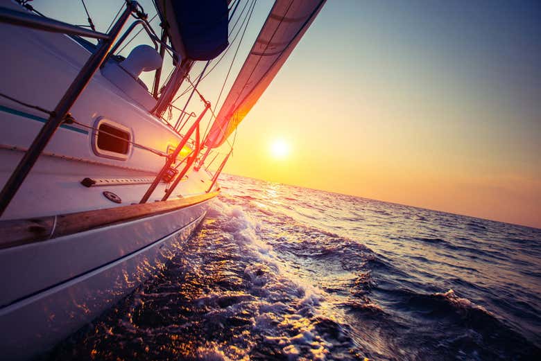 Navigation au coucher de soleil 