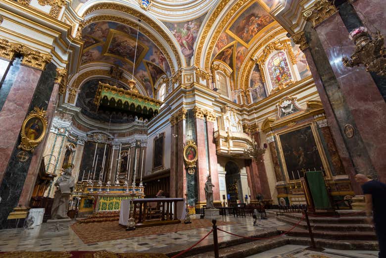 Intérieur de la Cathédrale Saint-Pierre-et-Saint-Paul