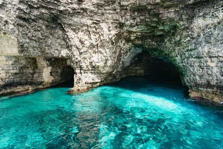 Vous explorerez des grottes impressionnantes