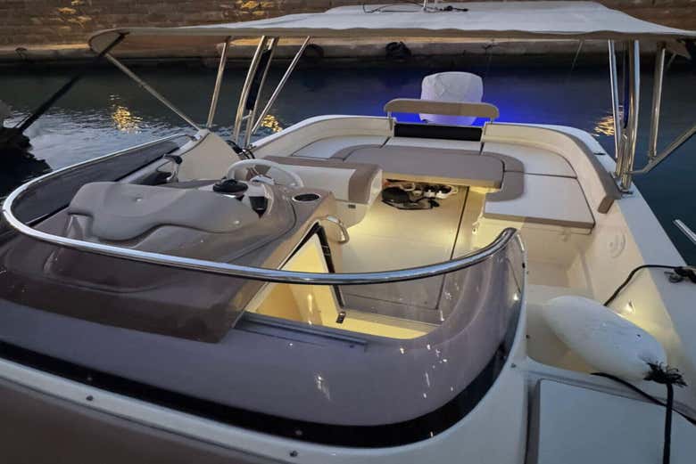 Vous naviguerez dans un bateau très confortable