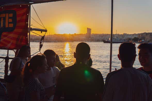 Fête sur un bateau pirate dans la baie de Sliema