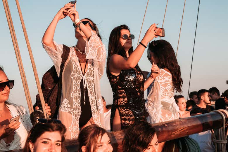 Deux filles photographiant la vue depuis le bateau