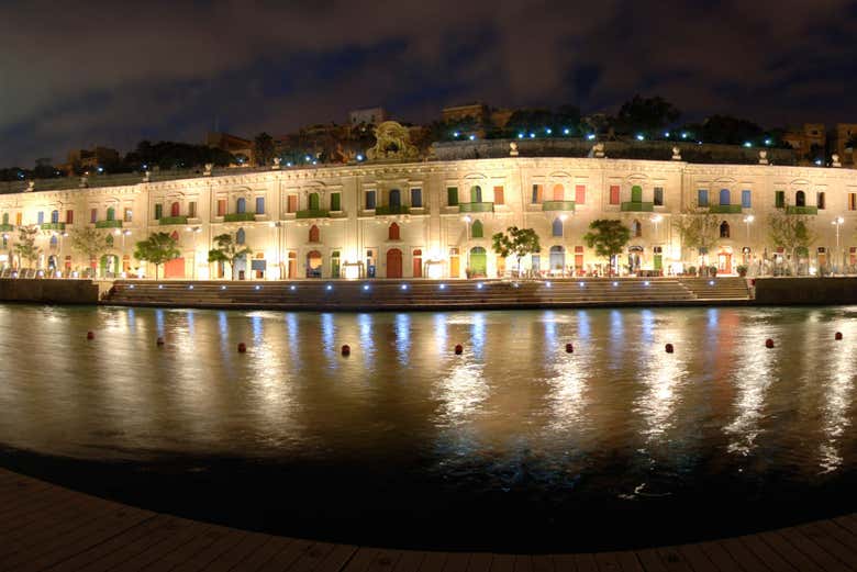 La Valette à la tombée de la nuit